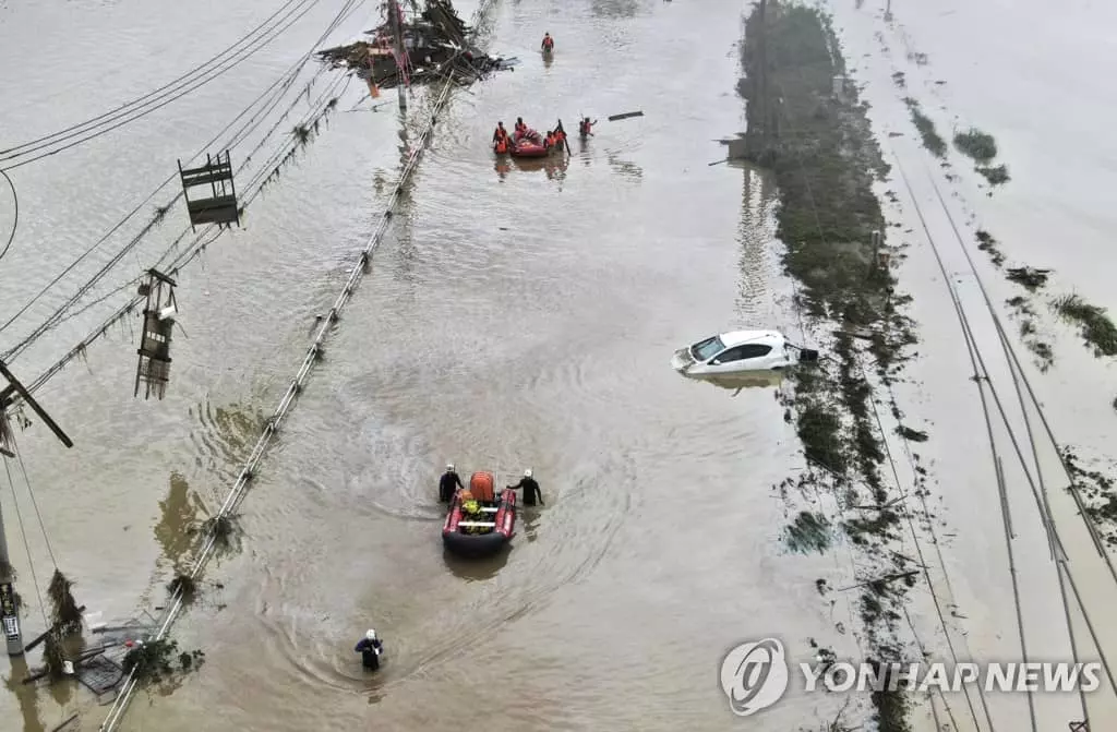 일본 구마모토현 폭우 고립지역 구조되는 주민들