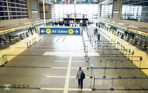마치 유령도시처럼…아직도 텅빈 LAX
