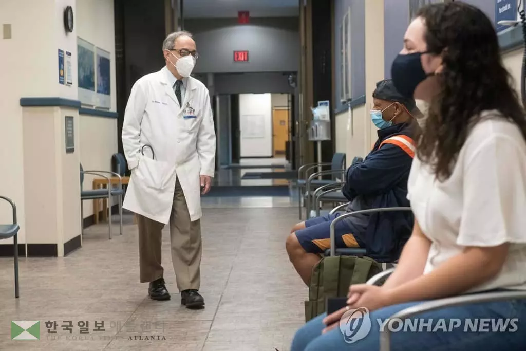 모더나 코로나19 백신 임상시험에 응하는 참가자들