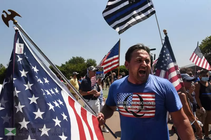 아무도 못막는 음모론 인기…큐어넌 추종자 600% 급증