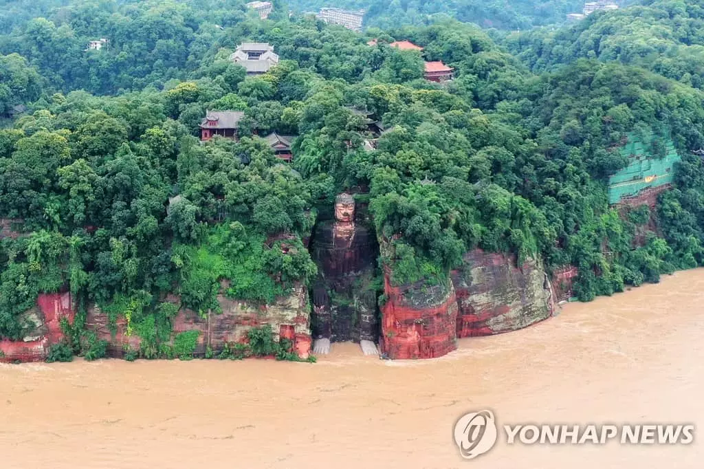 폭우로 발이 잠긴 중국 쓰촨성 러산대불