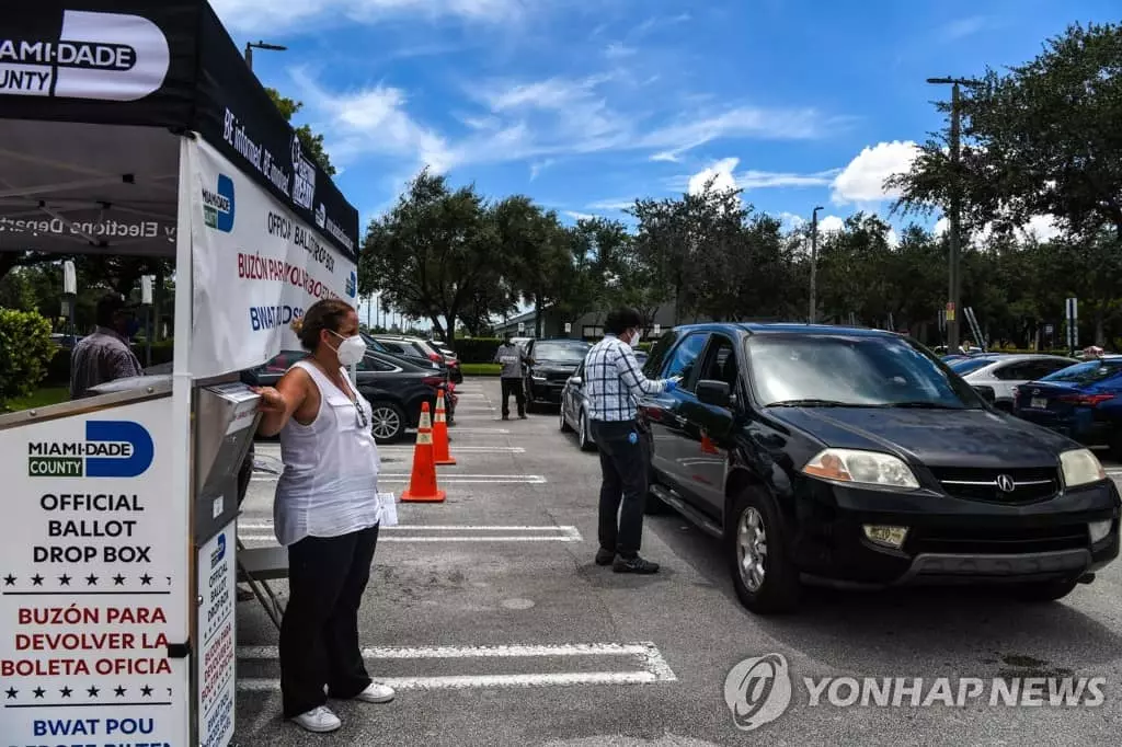 우편투표 돕는 선관위 직원들