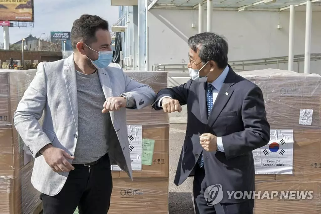 "한국 마스크 지원 감사" 아르헨 외교부 트윗에 웬 김정은 사진?