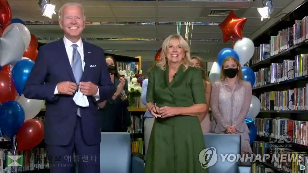 민주당 대선후보 공식지명 자축하는 바이든 부부