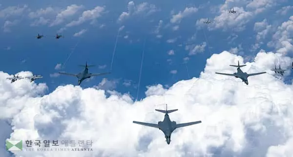 트럼프 ‘중국 때리기’… 전폭기 동원 무력시위도