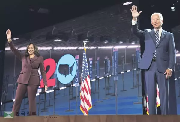 ‘미래 리더’로 떠오른 해리스… 오바마는 트럼프 맹폭