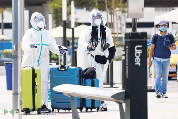 우버 기다리는 ‘방호복 중무장’ 승객