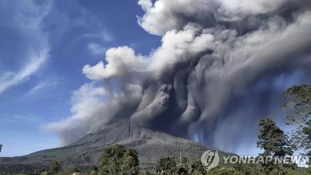 화산재 치솟는 인도네시아 시나붕 화산