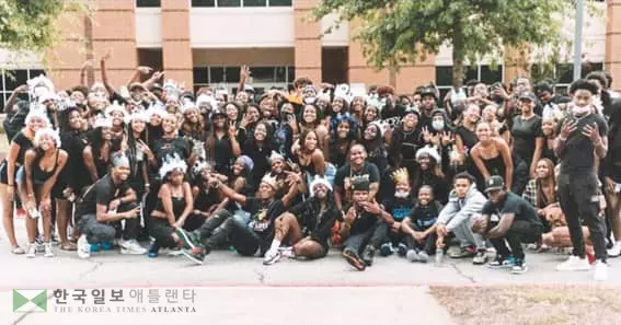 마스크 안 쓰고 붙어 단체사진 촬영한 고교 논란