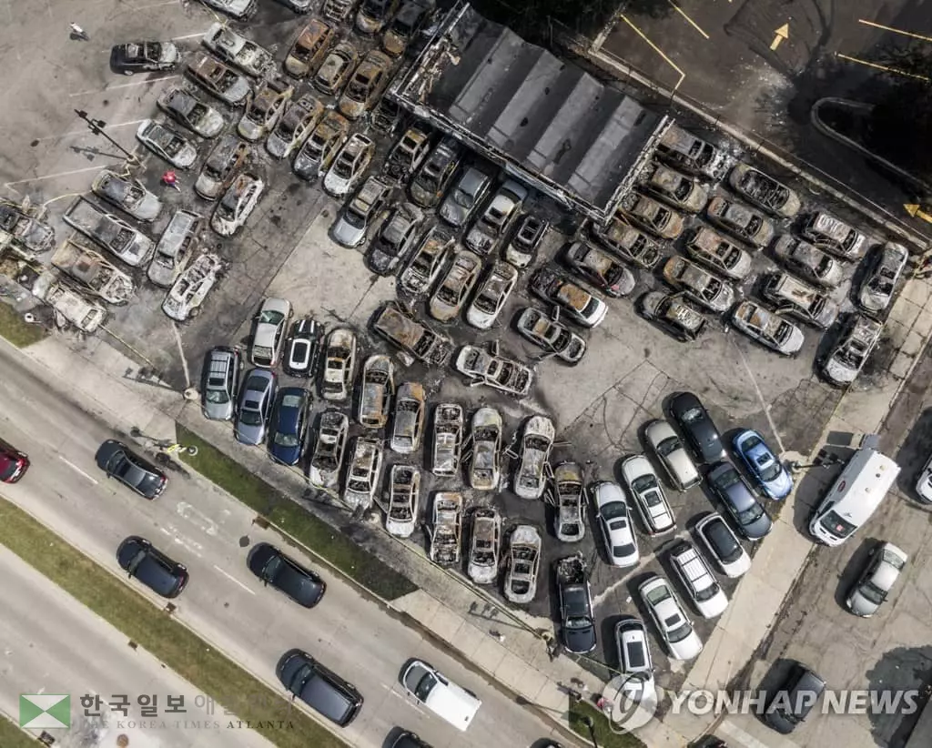 위스콘신 과격 시위에 불탄 차량들