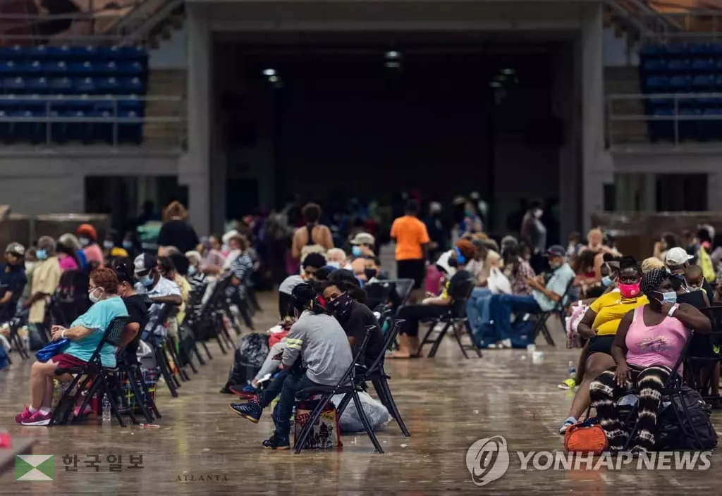 허리케인 '로라' 접근에 대피 준비하는 미국 사람들