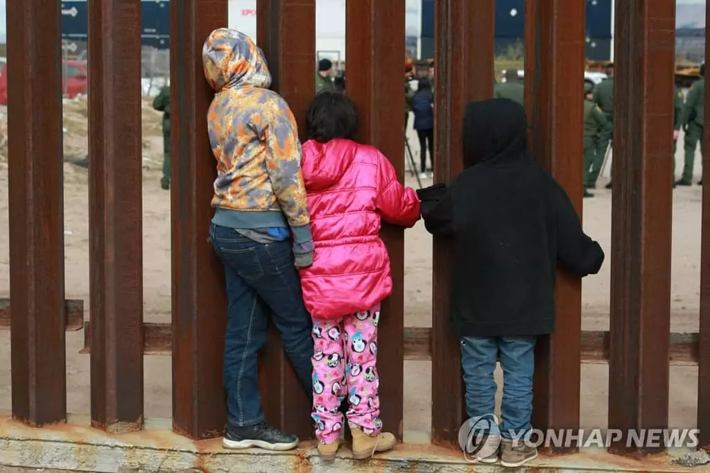 불법입국 미성년자 즉시 추방 정책 잠정 중단