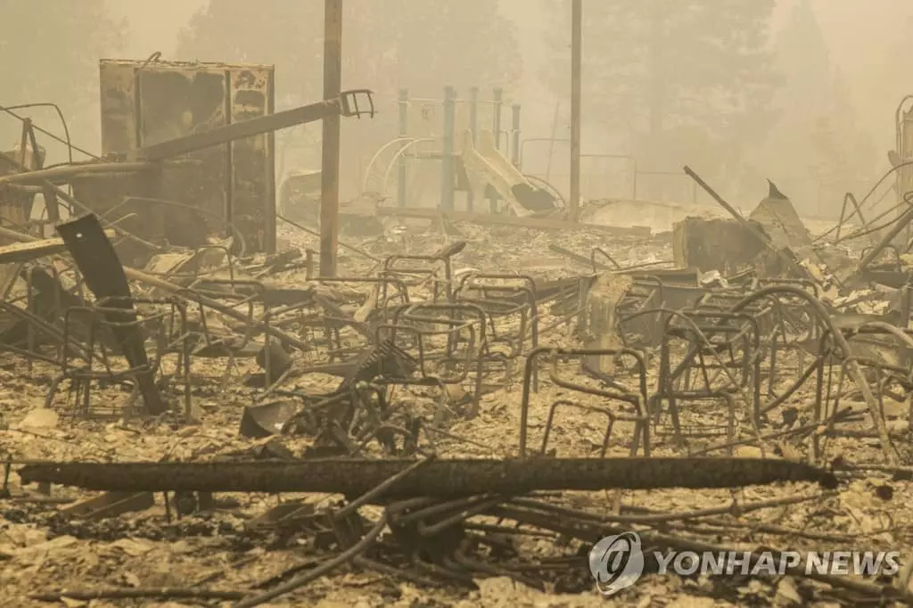 캘리포니아 산불로 잔해만 남은 초등학교