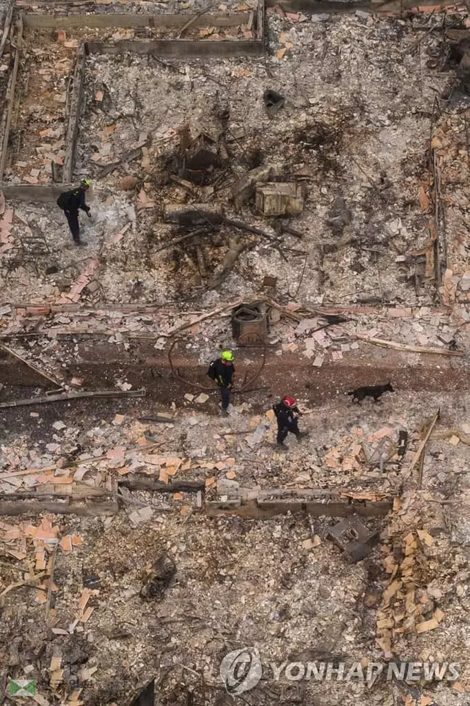 &nbsp;서부 산불 희생자 유해 찾는 수색팀