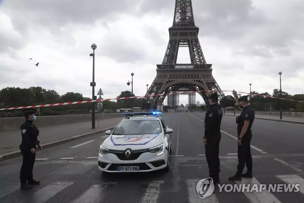 '폭발물 협박' 에펠탑 주변 통제하는 프랑스 경찰