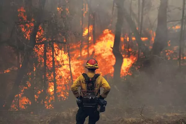 ‘역대 최악 산불’가주 400만 에이커 태웠다