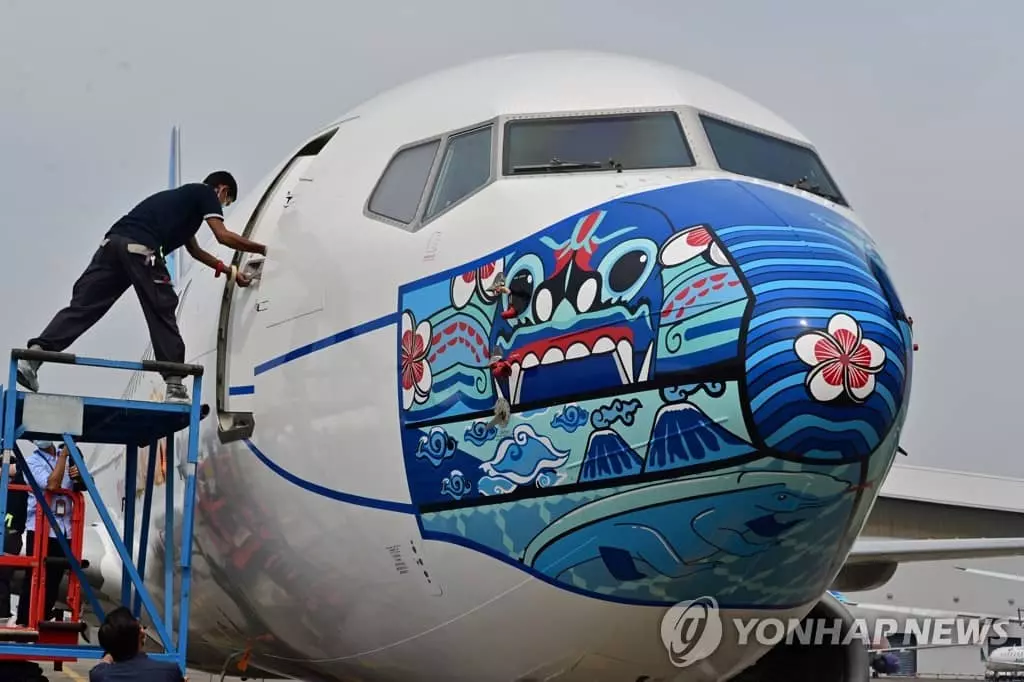 동체 앞부분에 마스크 그려진 가루다 인니 항공 여객기