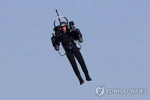 LA 상공에 다시 나타난 '아이언맨'…조종사들 증언 잇따라