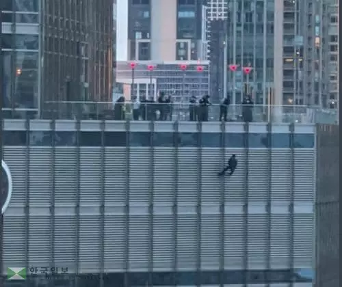 시카고 트럼프타워 외벽 매달려 버틴 남성 13시간만에 구조