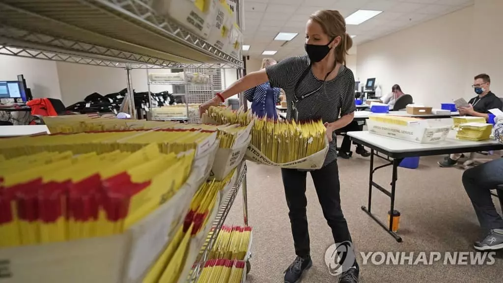 우편투표지 옮기는 미 유타주 솔트레이크시티 선거관리원