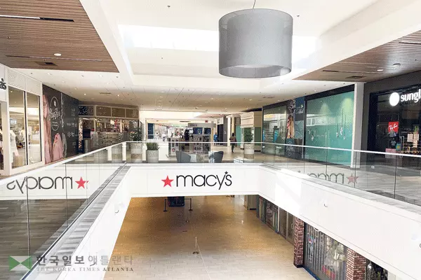 샤핑몰 몰락에 소유기업들도 손 들었다