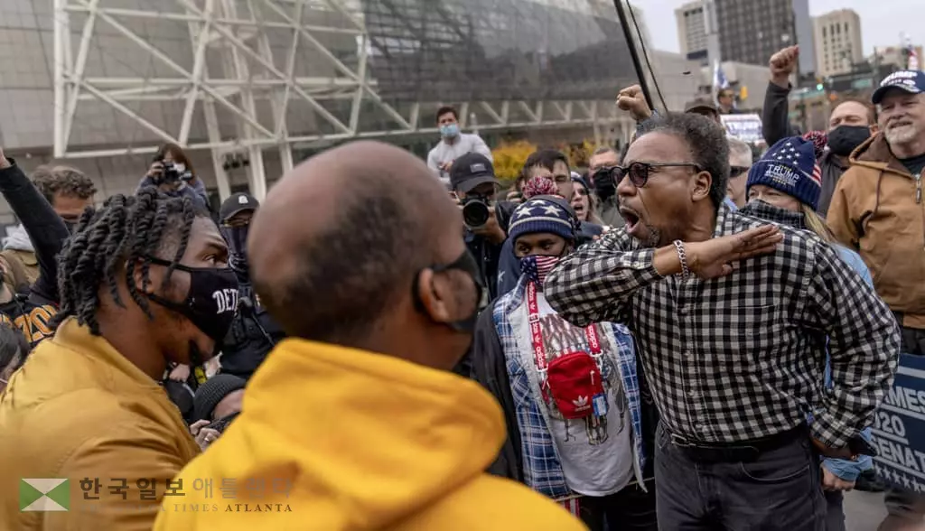 미시간 개표장 밖에서 언쟁하는 트럼프 찬·반 시위대