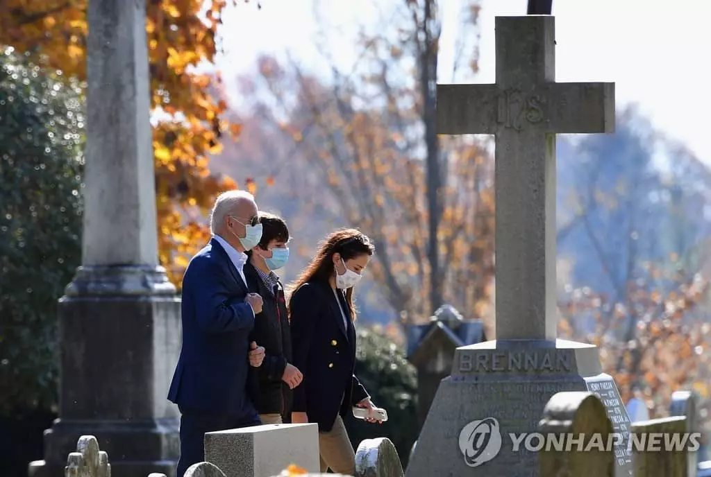 가족과 함께 미사 드리려 성당 도착하는 바이든 당선인