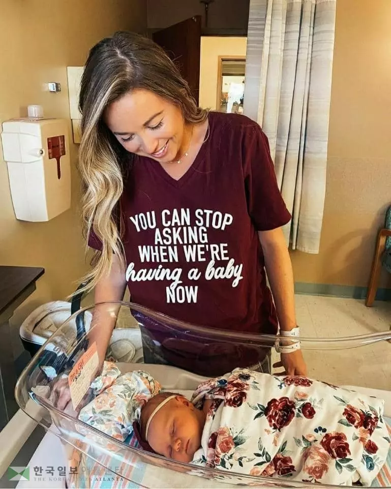 딸 위해 손녀 낳은 50대 여성의 모성애에 '찬사'