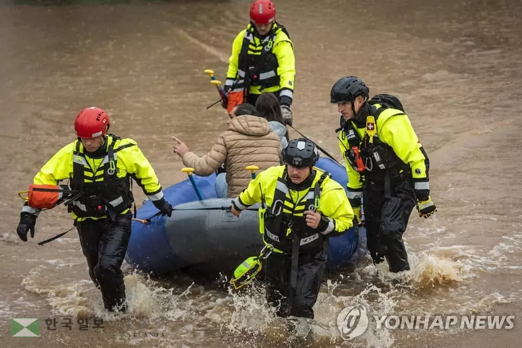 폭풍 '에타' 홍수에서 구조되는 미 노스캐롤라이나 주민
