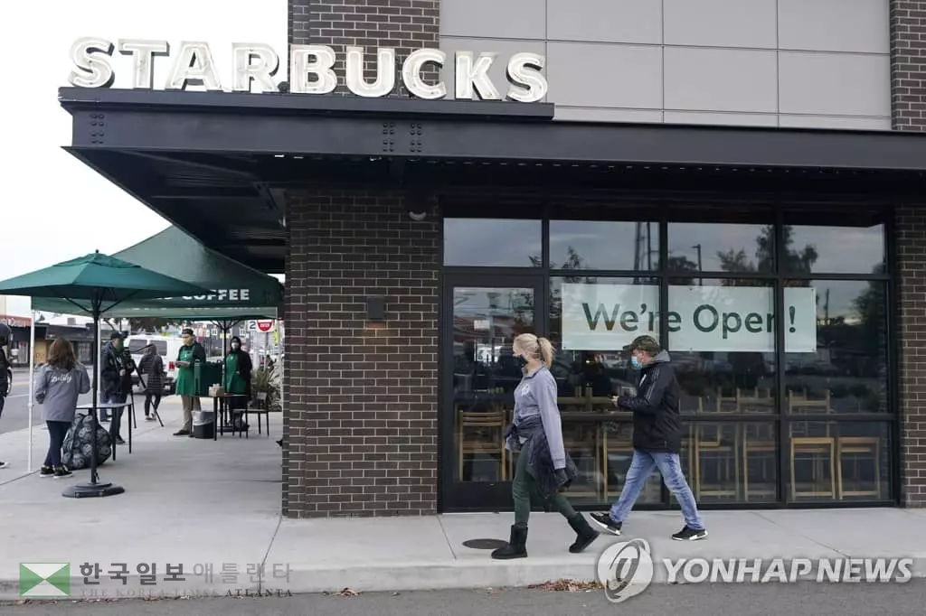 스타벅스, 매장직원들 임금 10% 이상 올린다