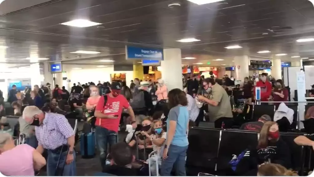 추수감사절 코로나경고에도 공항 북새통…이틀간 200만명 여행