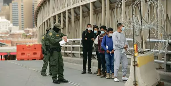 멕시코 국경 밀입국 체포자수 급증