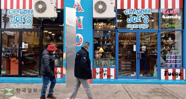 이번엔 도심 한복판에 나타난 금속기둥