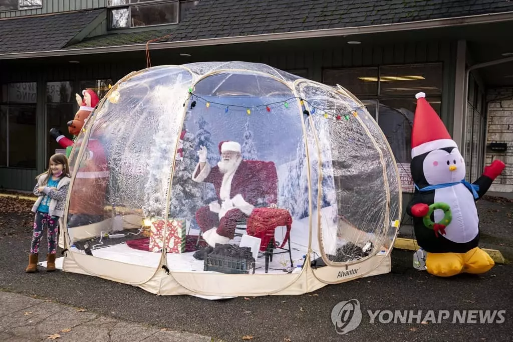 산타도 사회적 거리 두고 오신대…투명 가림막·유리공 총동원