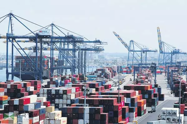 항만에 묶인 장난감 “연말 대목 놓칠라”