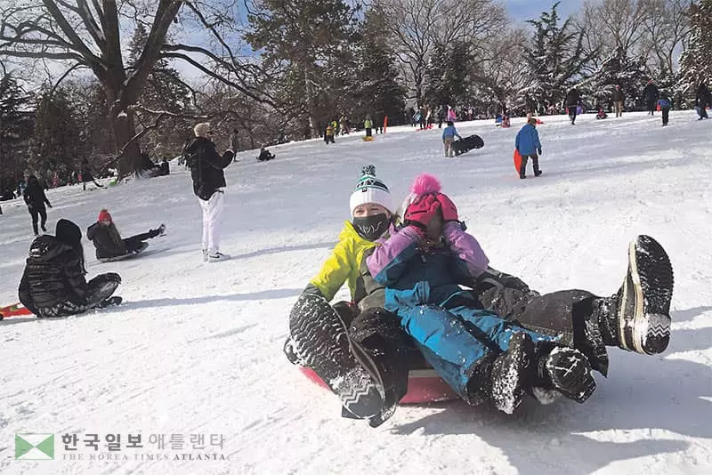 설국으로 변한 북동부… 도심서 즐기는 썰매타기