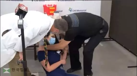 화이자 백신 맞은 간호사, 소감 말하다 "어지럽다" 잠시 실신