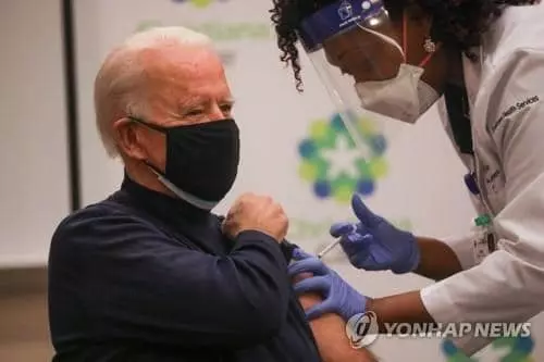 바이든, 화이자 백신 공개 접종…'불신해소' 위해 생중계