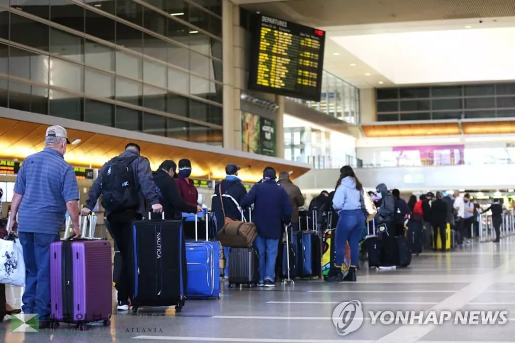 코로나19 확산에도 여행객으로 붐비는 공항