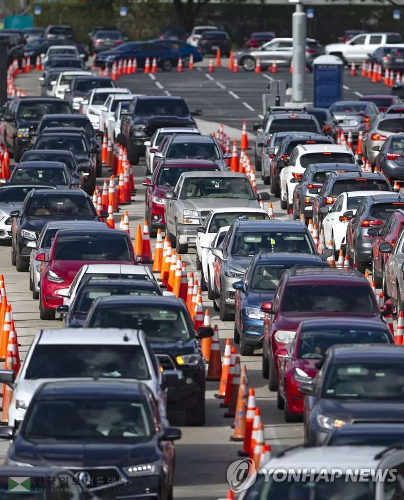 마이애미 코로나19 검사소 앞에 줄 선 차량