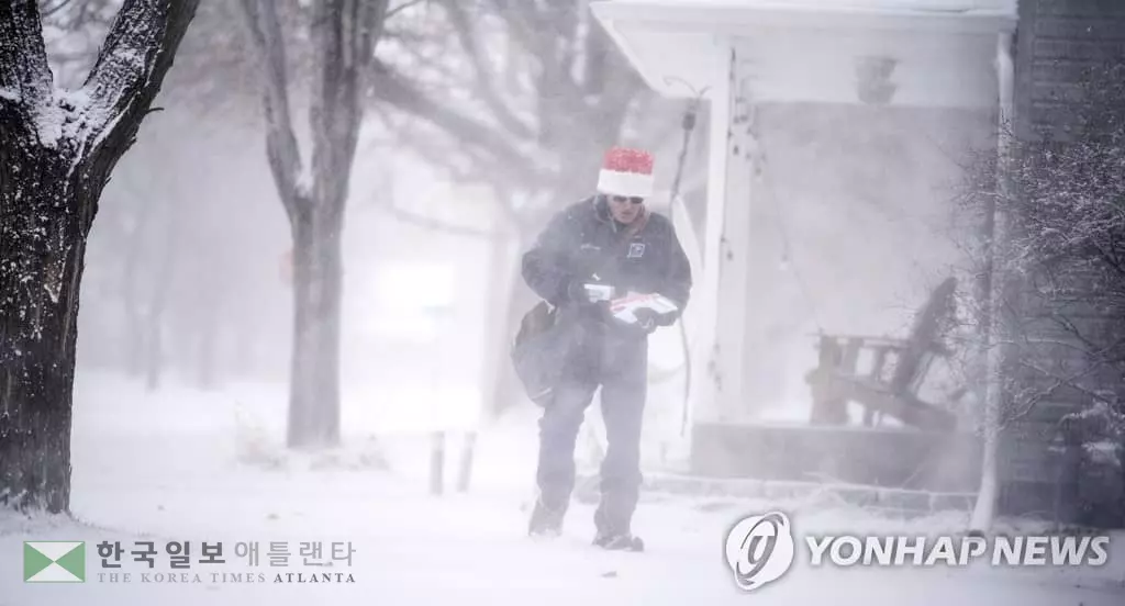 눈보라 뚫고 우편물 배달 나서는 집배원