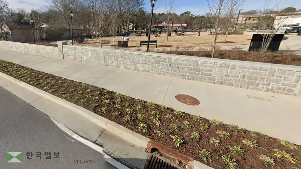 로렌스빌 커브, 도랑, 보도 개선된다