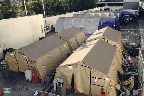 코로나 입원 껑충…병원들 임시텐트 설치