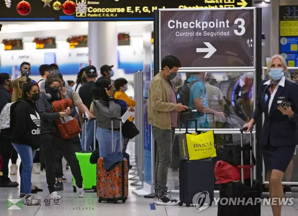 코로나19 확산에도 여행객들로 북적이는 미국 공항