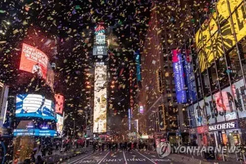 코로나 대유행 속 각국 차분한 새해맞이…우한선 대규모 축제