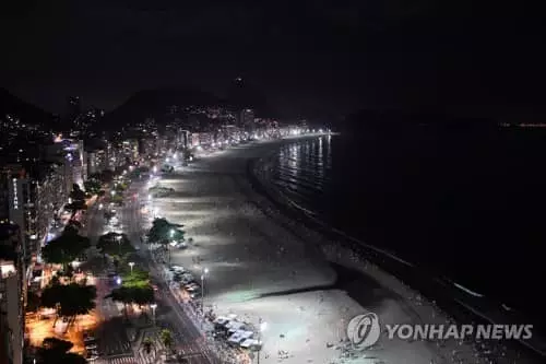 코로나 대유행 속 각국 차분한 새해맞이…우한선 대규모 축제