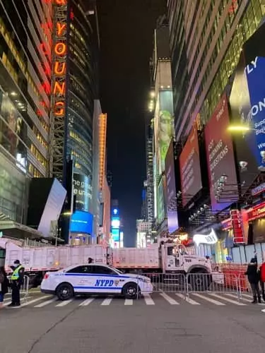 철벽에 둘러싸인 타임스스퀘어…인파 사라진 뉴욕 신년행사