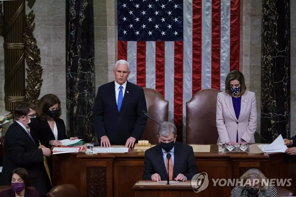 선거인단 투표 최종 인증 선언하는 펜스 부통령과 펠로시 의장