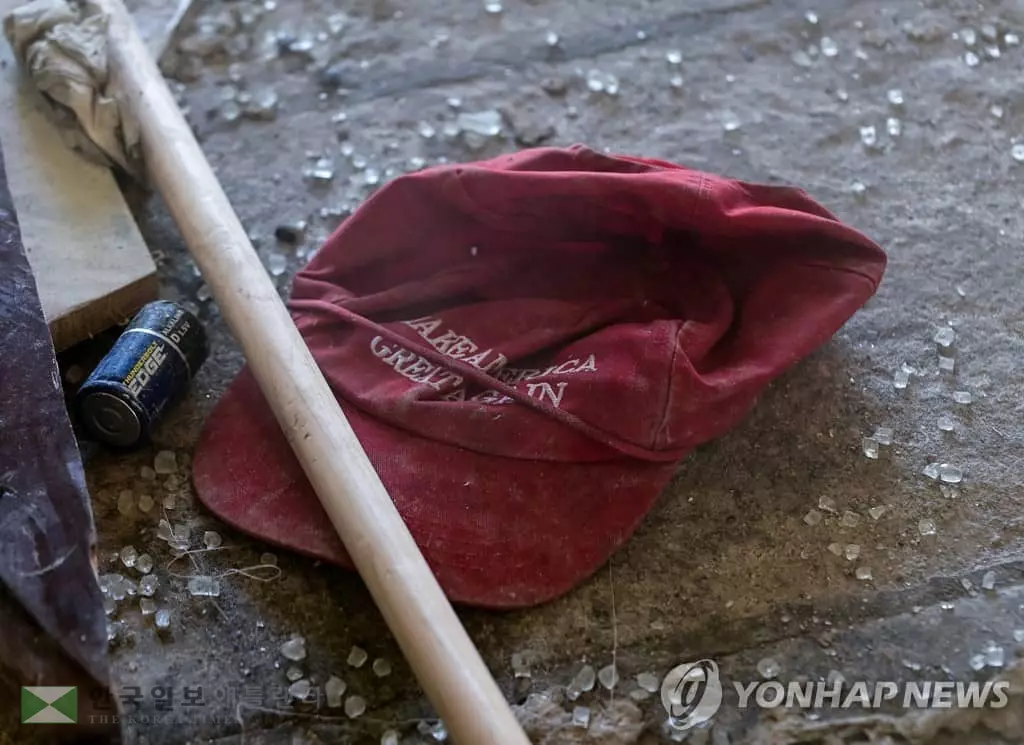 피묻은 대통령 흉상에 유리파편·쓰레기…약탈로 얼룩진 의회