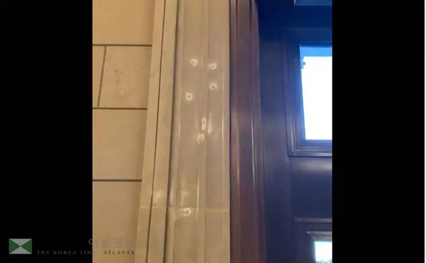 피묻은 대통령 흉상에 유리파편·쓰레기…약탈로 얼룩진 의회